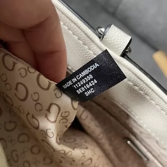 New Brand Guess Tote with Wallets - Picture 4 of 6